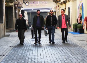 De izquierda a derecha, Cristóbal Guerrero (Yaku), Diego Lara, Chus Heredia y Pedro González durante el rodaje del videoclip de El Rey del Tiempo, dirigido por Yolaperdono.